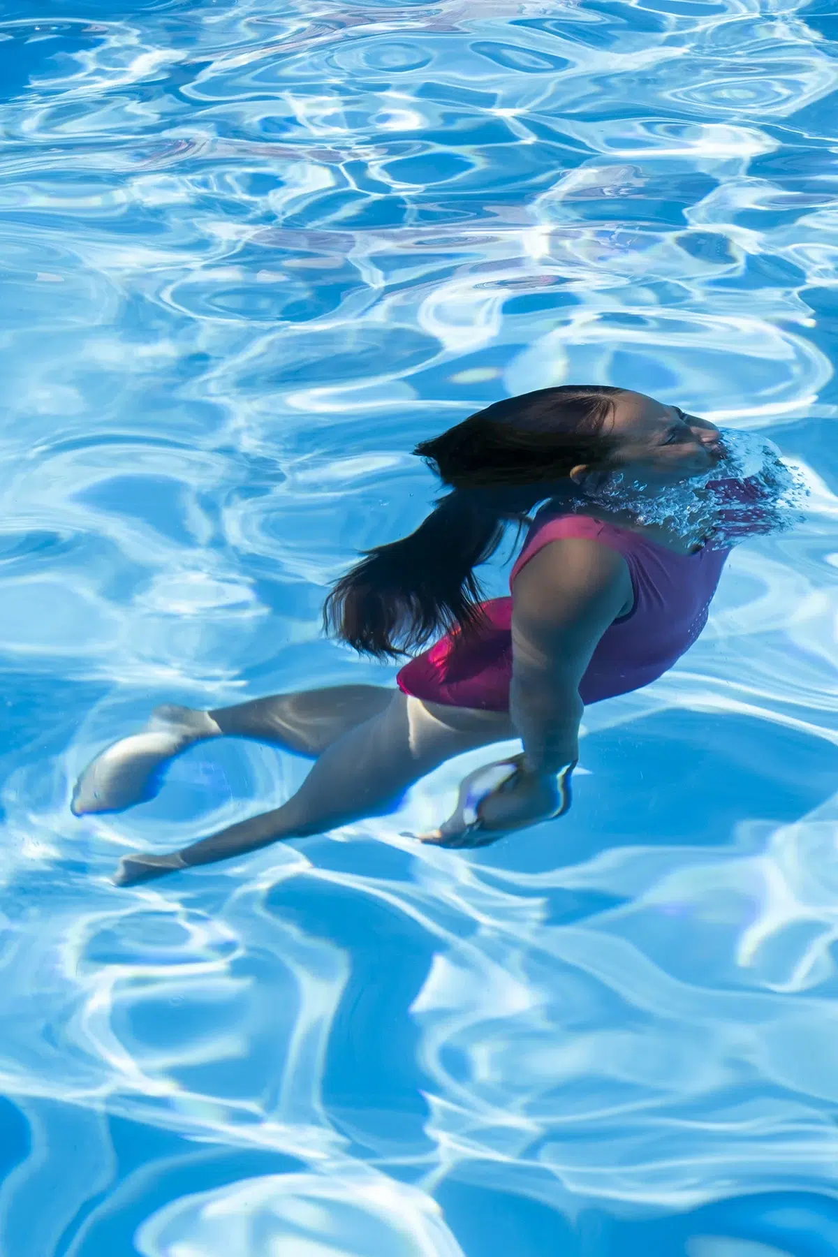 petite fille dans la piscine du camping dans le Var